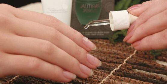 Tratar fungos nas unhas con aceite esencial